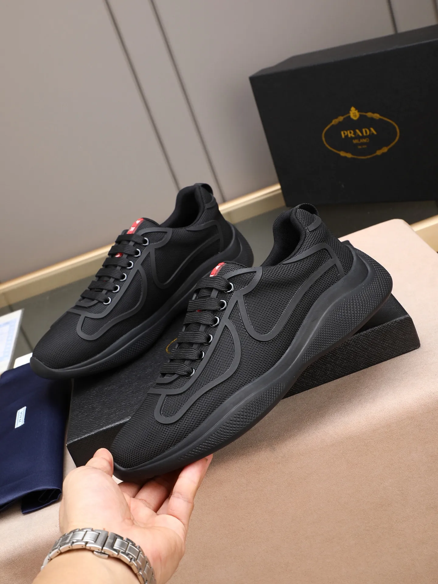Men's shoes 💰400 PRADA/Prada men's lace-up casual sports shoes, the upper is made of imported rubber and breathable mesh. It is soft, comfortable and breathable. The tongue is decorated with the PRADA brand letter logo. The thick rubber sole echoes the red label tongue. The style is fashionable and elegant. The details are carefully crafted. A casual sports shoe with a super western style and excellent breathability!  Size: 38-44 (45 46 customized)